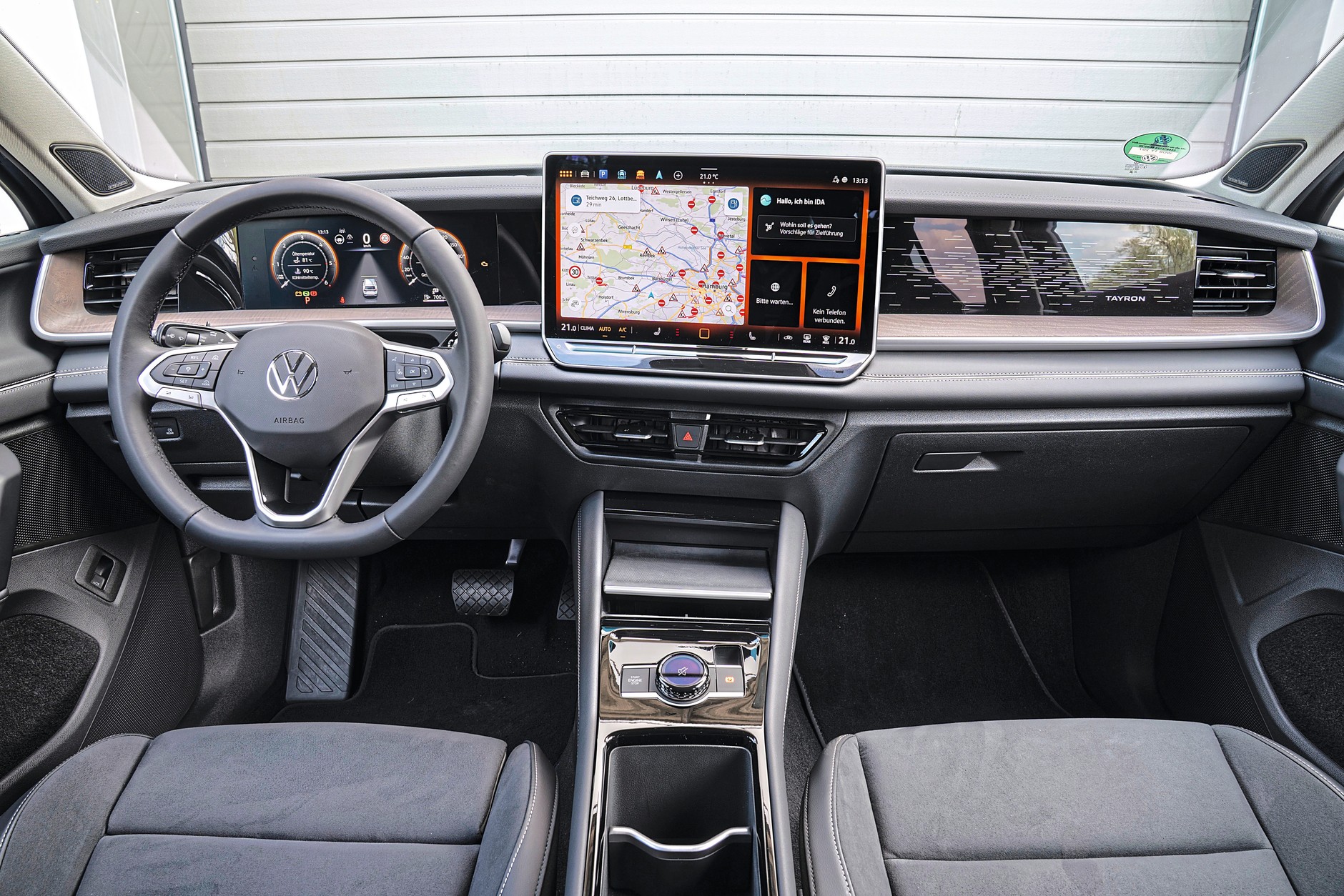 VW Tayron: wnętrze w nowym stylu Volkswagena. Multimedia w końcu (zwykle) działaja tak, jak powinny. 