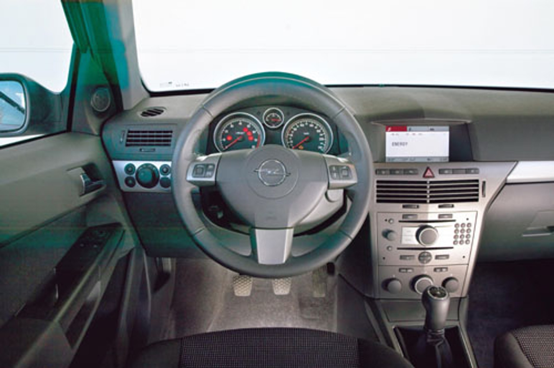 Opel Astra, VW Golf, Ford Focus - Czy to grzech być słabym i ubogim?