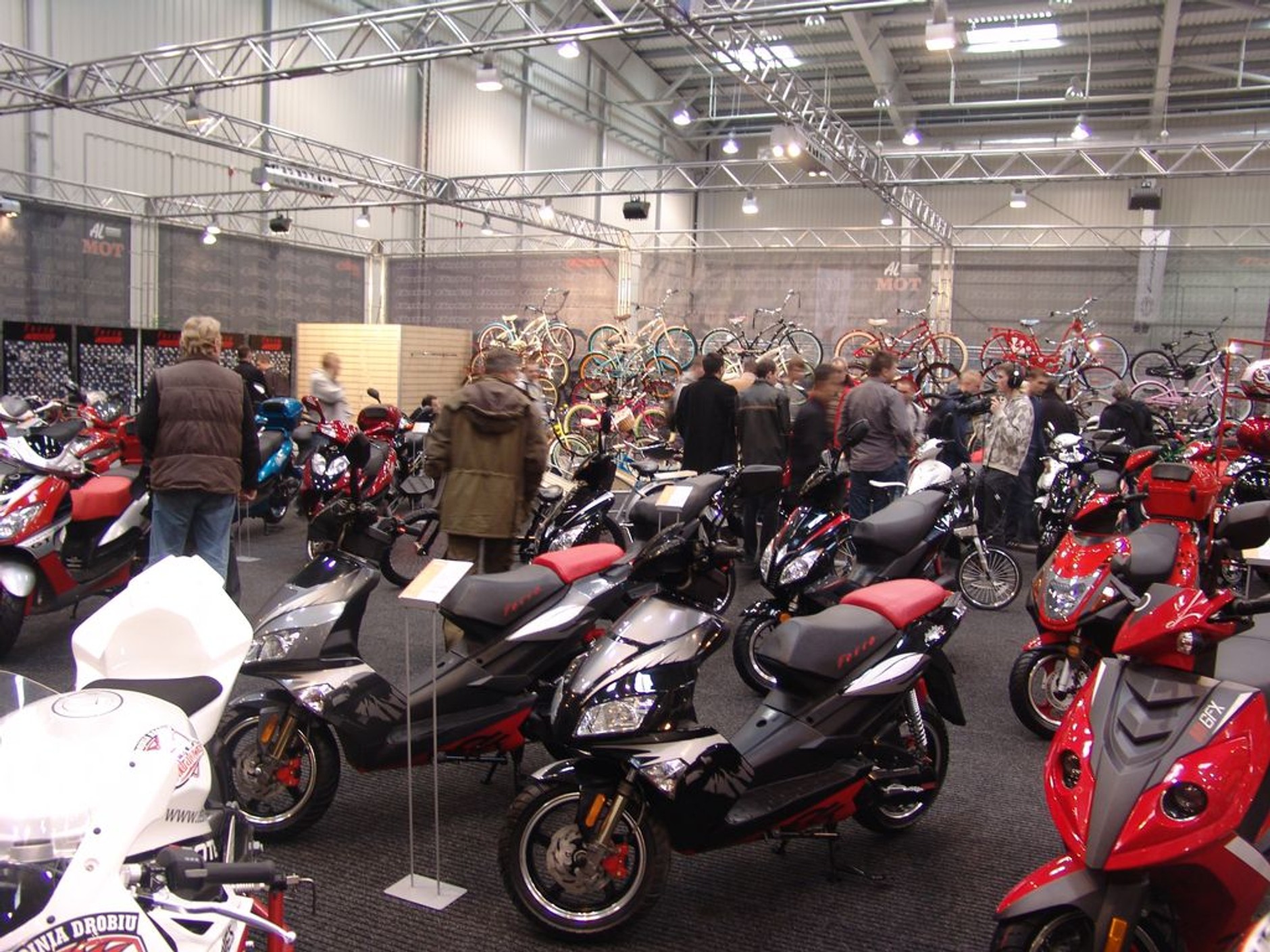 III Ogólnopolska Wystawa Motocykli i Skuterów: premiery i atrakcyjne hostessy (galeria)