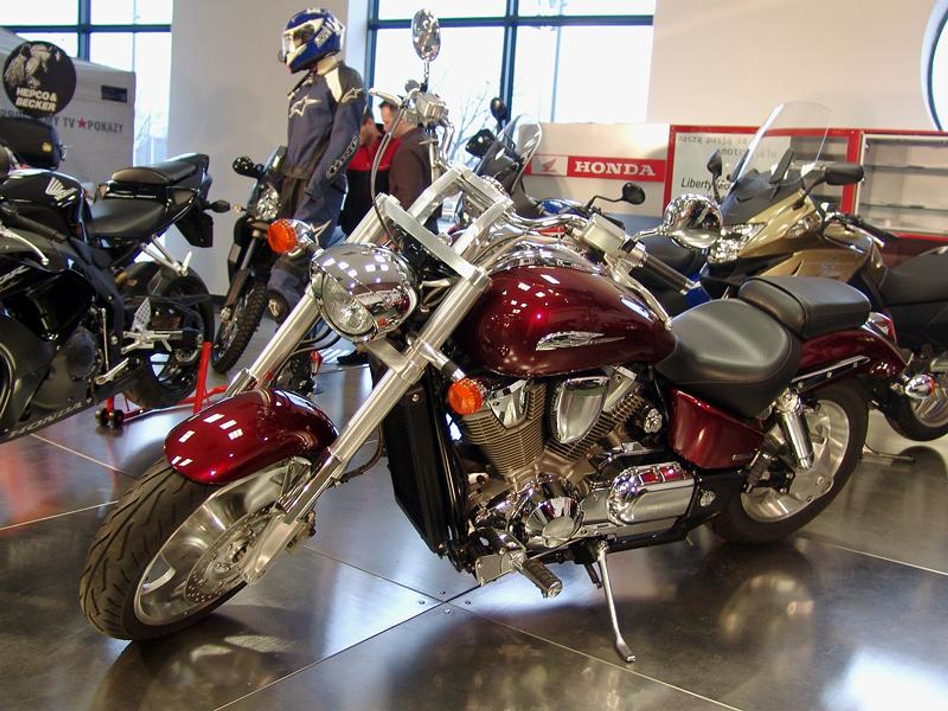 MOTOCYKL-EXPO 2007: cudowne maszyny i piękne dziewczyny (fotogaleria)