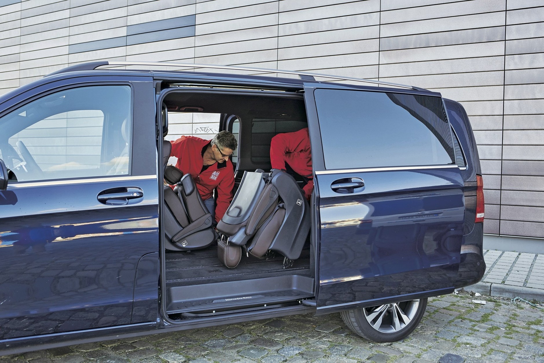 Porównanie: Volkswagen T6 2.0 BiTDI droższy od Mercedesa V 250 d