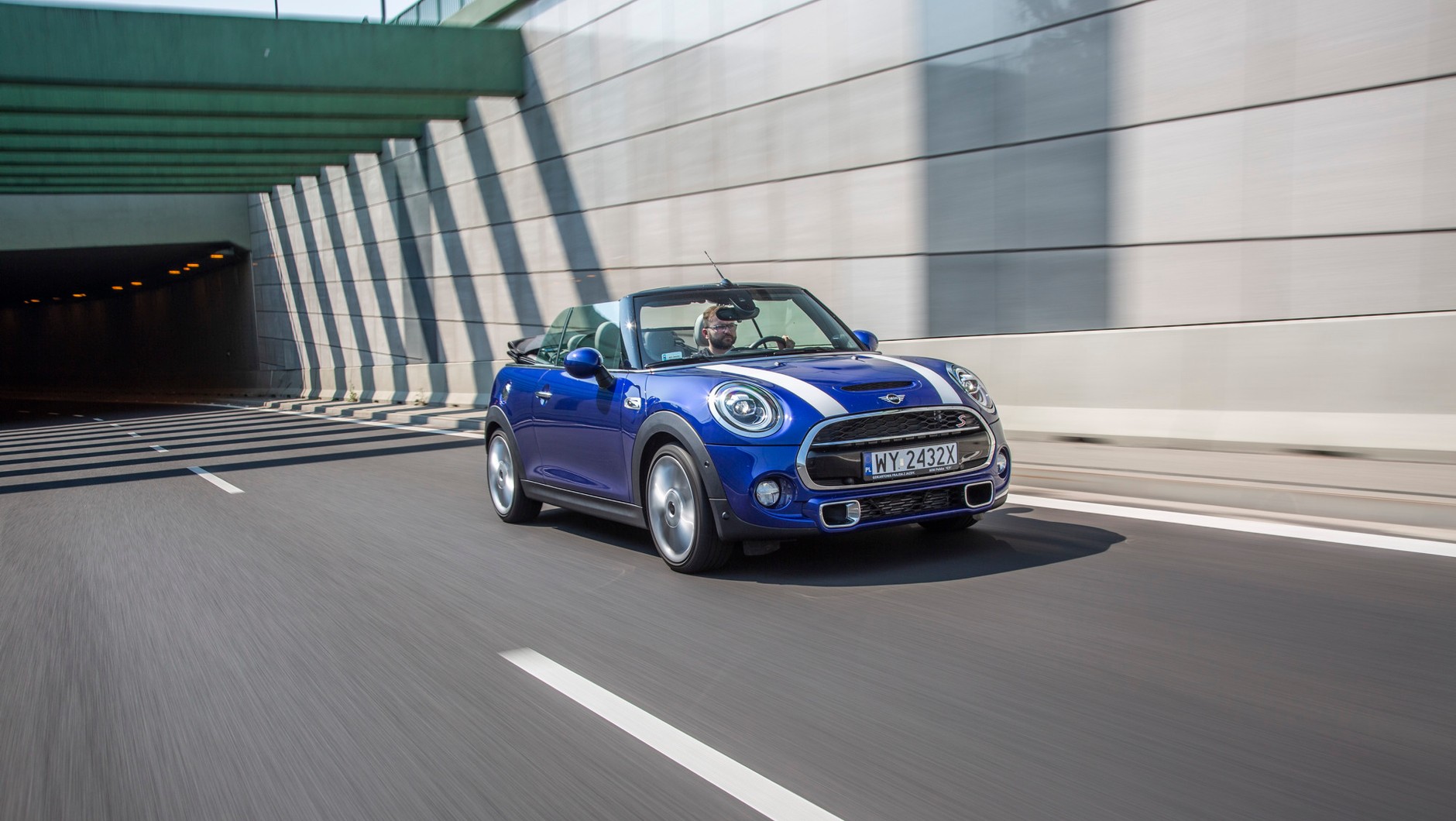 MINI Cabrio to idealny wybór dla tych, którzy lubią wiatr we włosach i nie chcą jeździć do serwisu