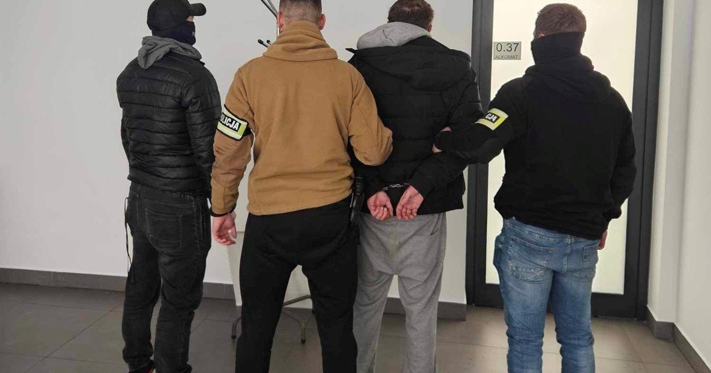 43-letni kierowca chciał dać policjantom dwie butelki alkoholu