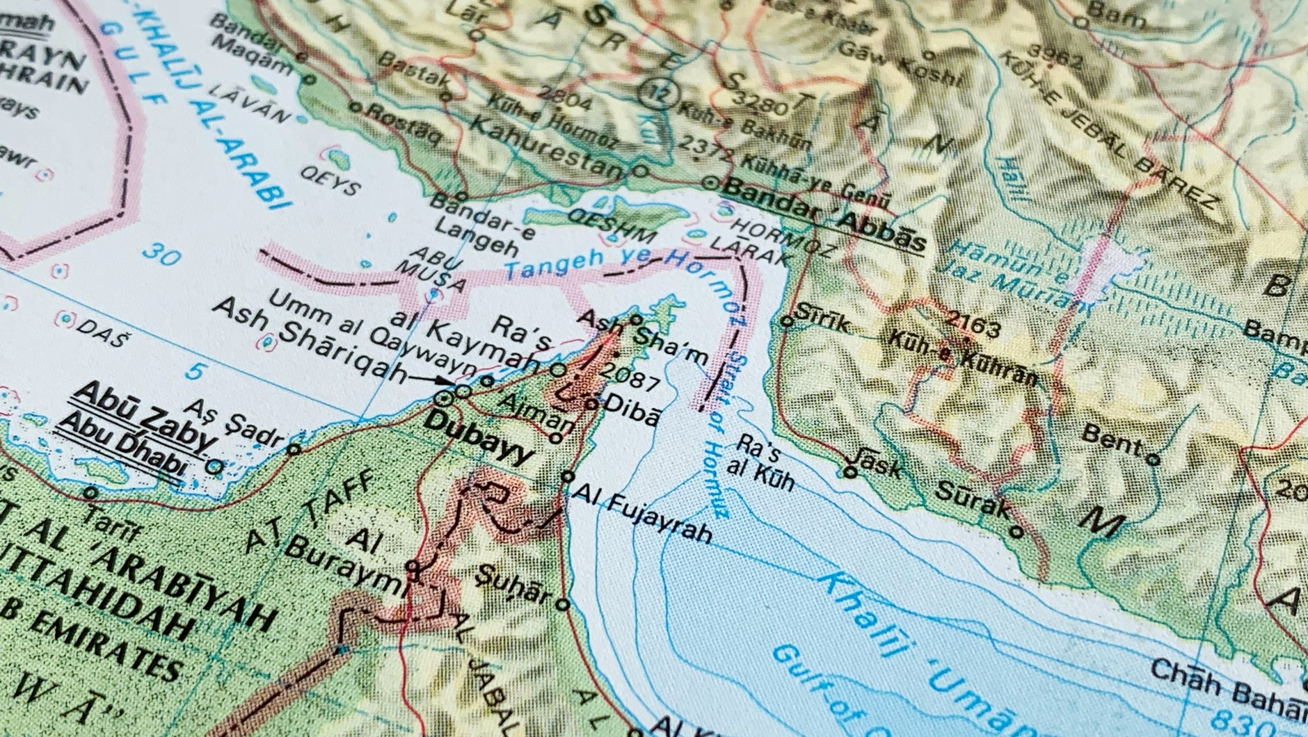 Mapa z zaznaczoną czerwoną linią cieśniną Ormuz