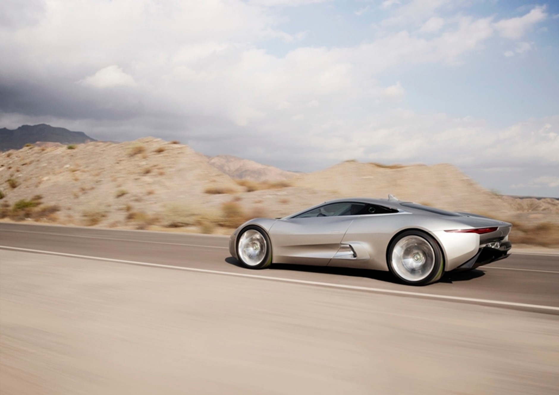 Jaguar C-X75 ma napęd turbinowy i do tego cztery inne silniki