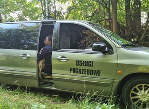 Straż Graniczna od razu zatrzymała ich do kontroli. Auto miało nietypowe napisy na karoserii