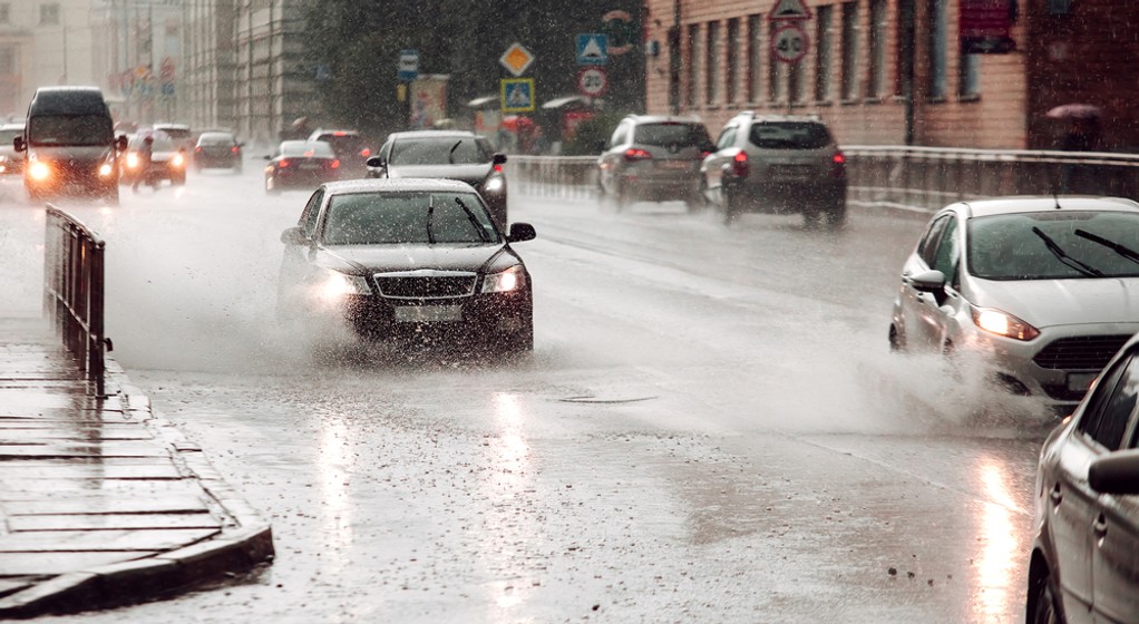 Podczas deszczu należy mieć włączone światła mijania
