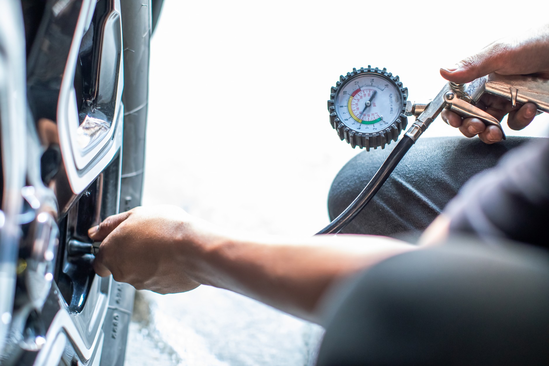 Pierwszą czynnością po zauważeniu kontrolki TPMS jest zazwyczaj dopompowanie powietrza w oponach