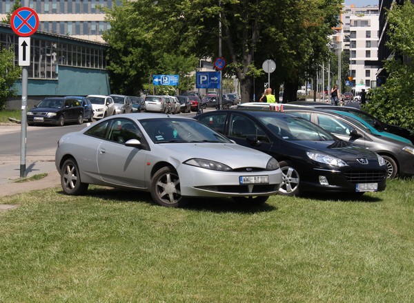 Kierowcy parkują, gdzie tylko się da. Problem w nadmorskich kurortach