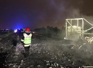 Potężny pożar na A4. Spłonęła ciężarówka z puszkami ze sprayem [Nagranie]