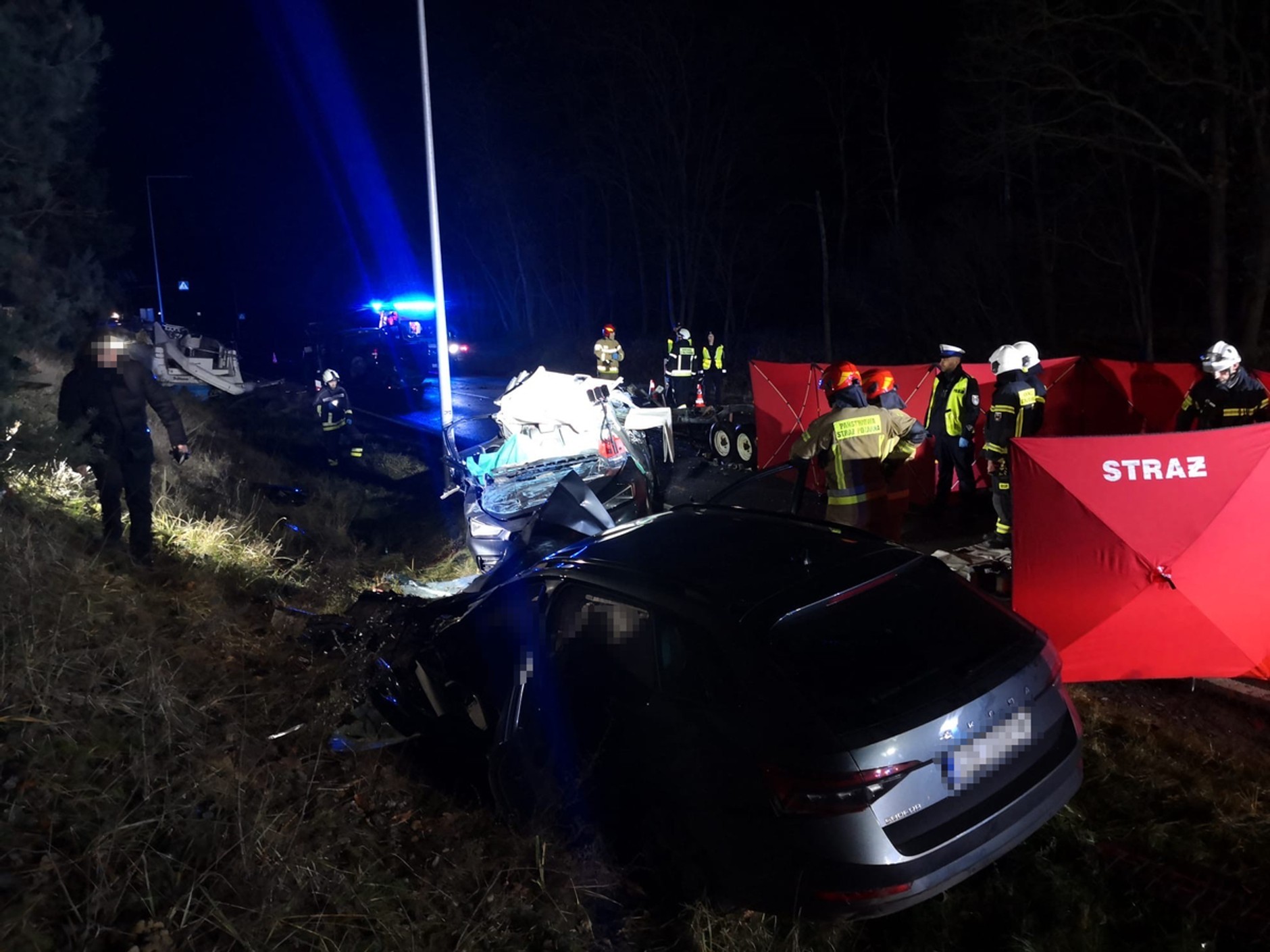 Wypadek na DK10 – łódź zmiażdżyła samochód