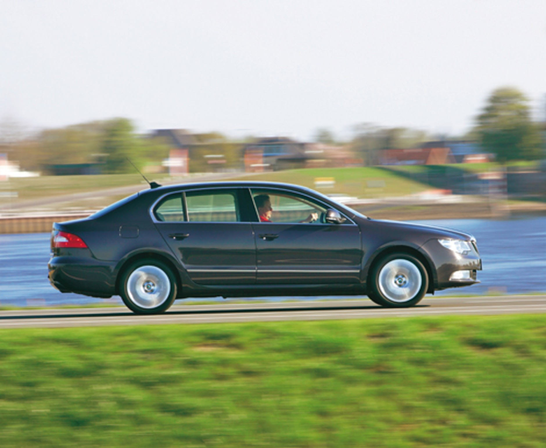 Seat Exeo kontra Skoda Superb, Audi A4 i Volkswagen Passat - Wszystko zostaje w rodzinie. Porównanie 4 limuzyn