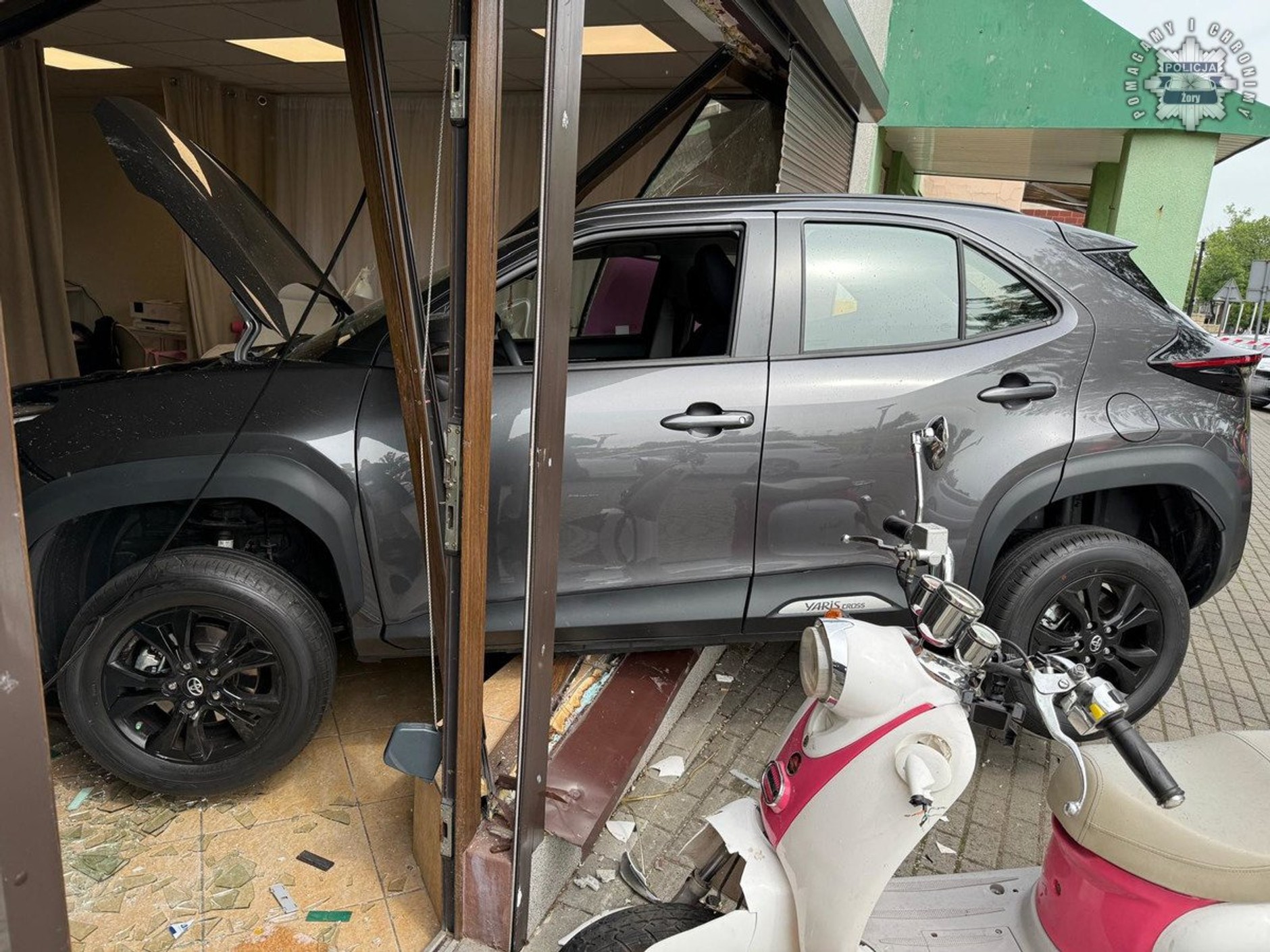 73-latek wjechał autem do salonu kosmetycznego w Żorach. Przez witrynę