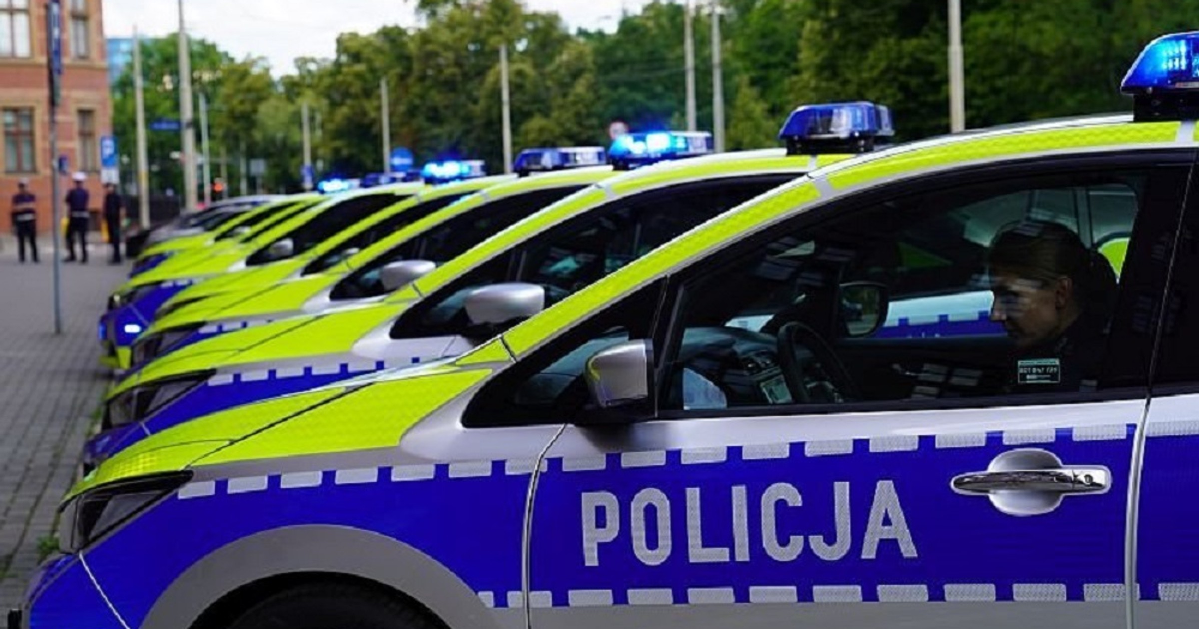 Dolnośląscy policjanci dostali e-radiowozy o wartości 2,1 mln zł