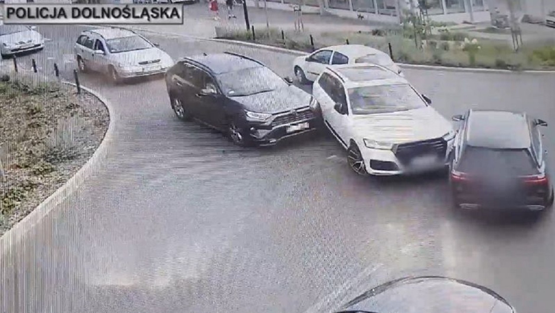 Jedna ze spowodowanych kolizji uchwycona na monitoringu