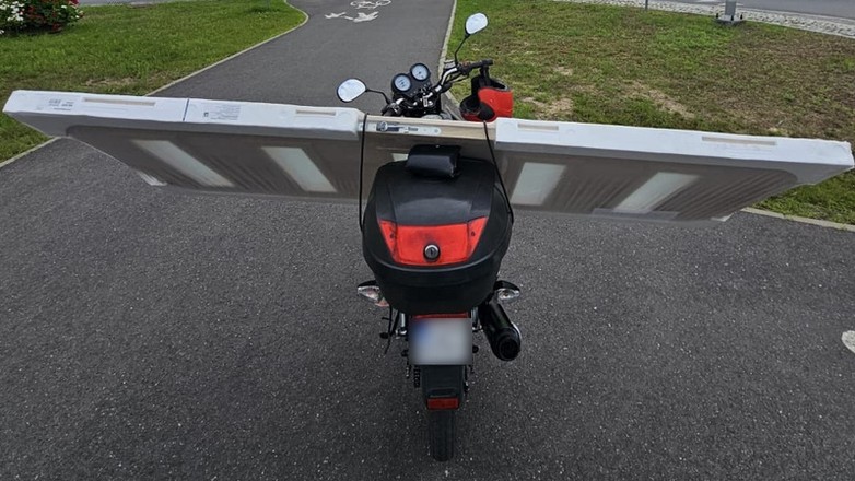 Przewoził drzwi na skuterze