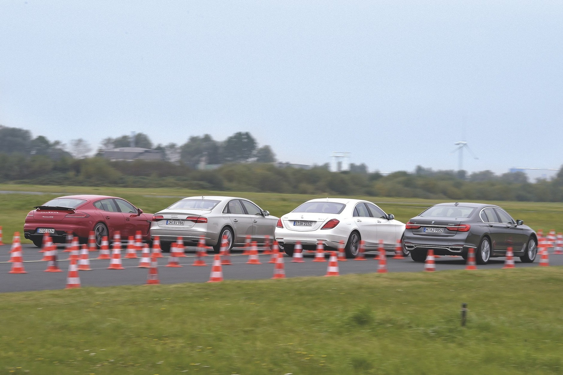 Nowe BMW 750i kontra Audi A8, Mercedes klasy S i Porsche Panamera