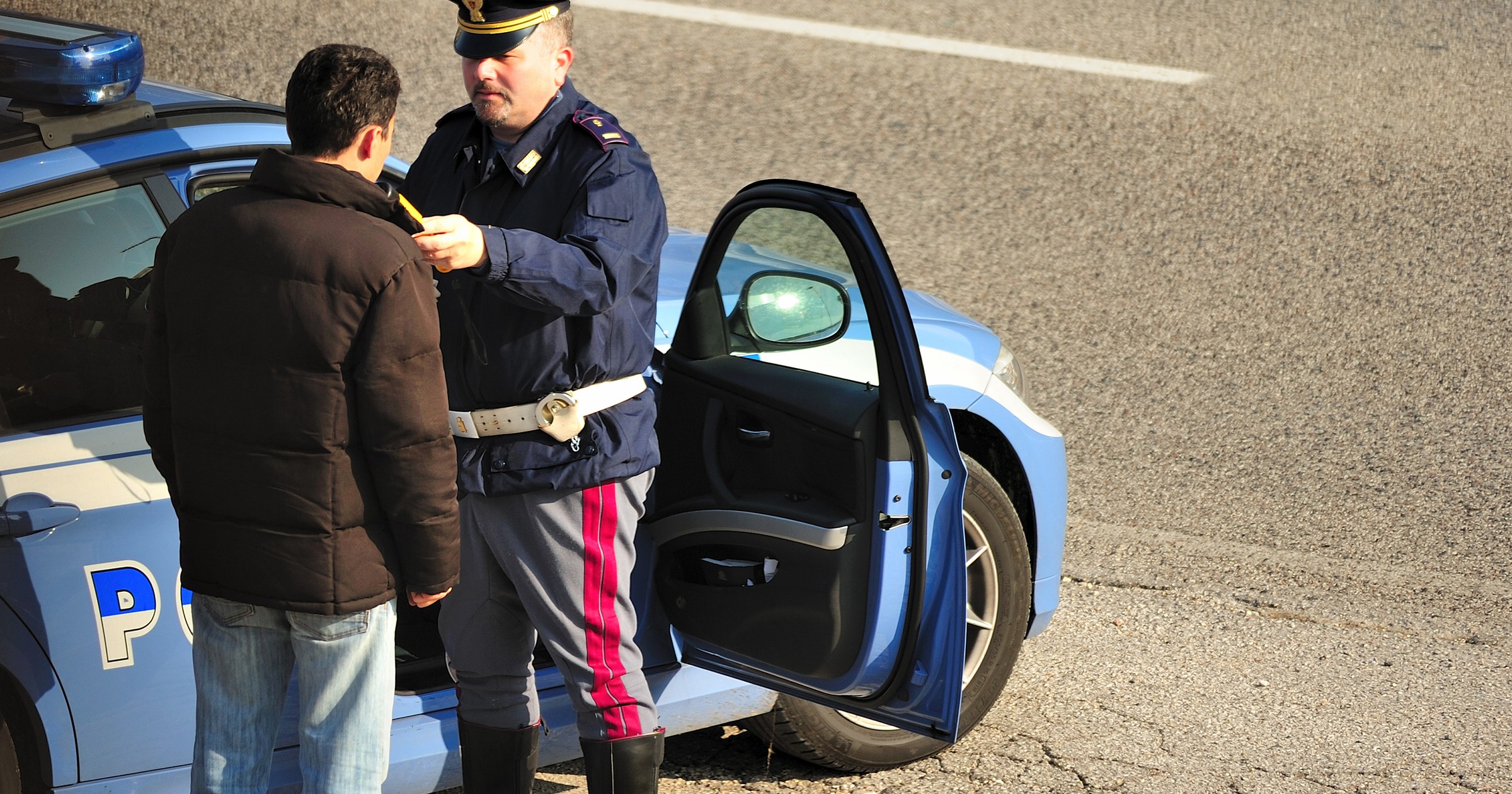 Włoska policja – kontrola drogowa. Zdj. ilustracyjne