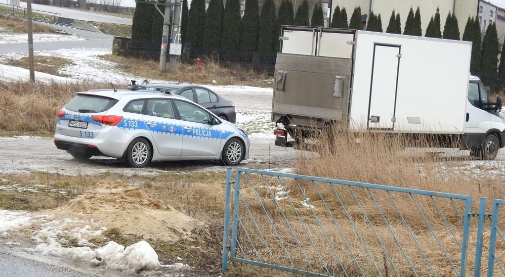 29-latek wjechał na przejazd kolejowy przy opuszczającym się szlabanie. Źle się to skończyło