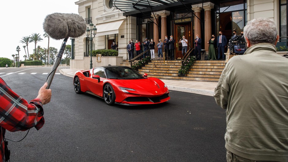 Claude Lelouch kręci film z Charlesem Leclerkiem w Ferrari SF90 Stradale