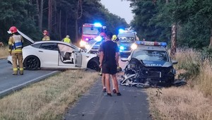 Policyjna Kia zderzyła się z Teslą. Funkcjonariusze jechali do wypadku