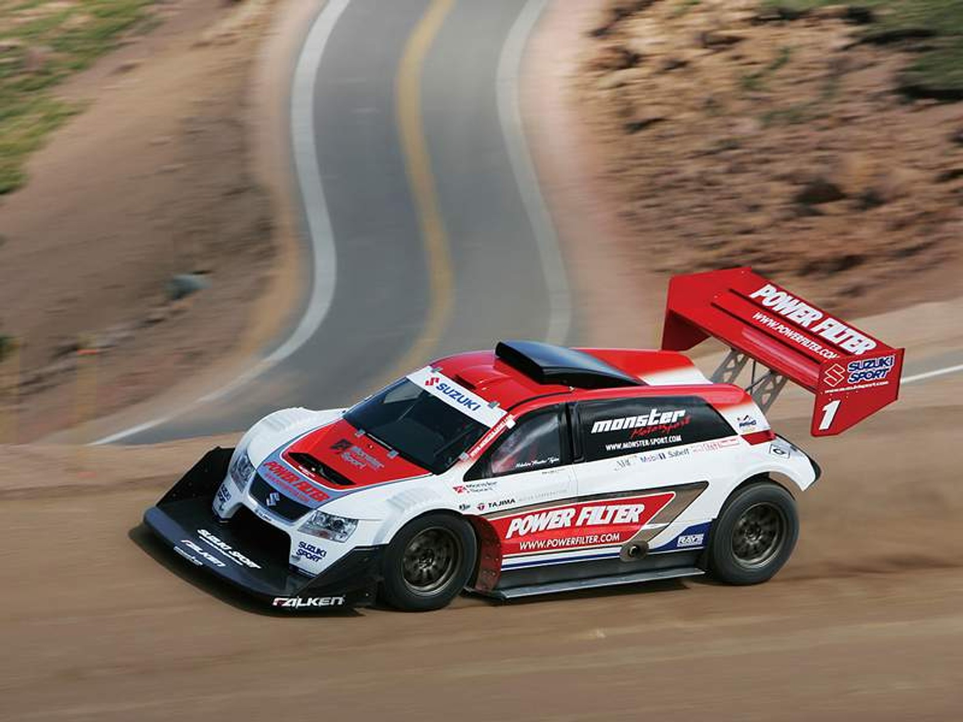 Paryż na żywo: dwa razy sportowe Suzuki