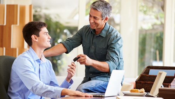 Umowa darowizny samochodu. Wyjaśniamy, kiedy trzeba zapłacić podatek