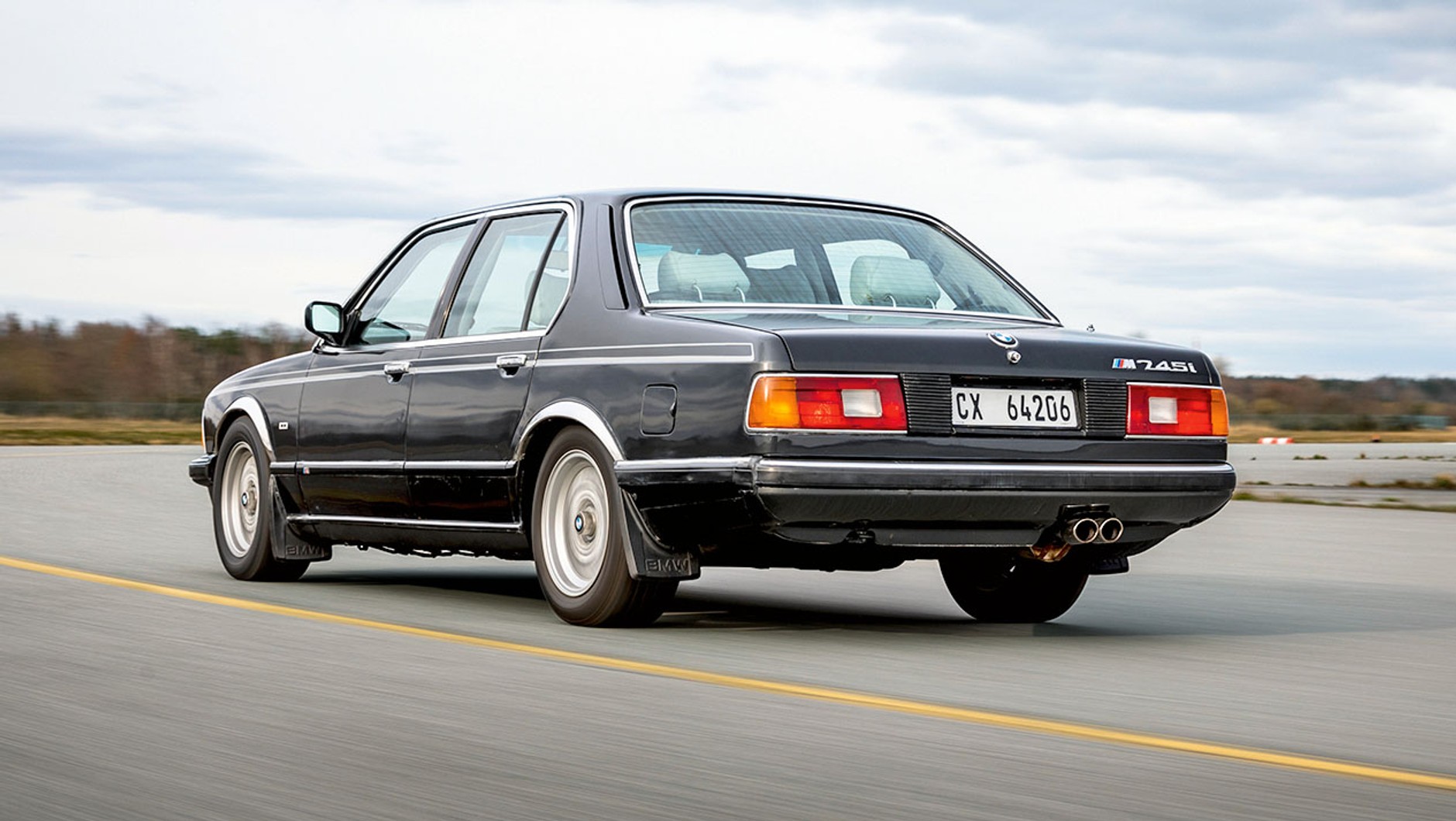 Pod masywną karoserią nawet opony 225 nie wyglądają na zbyt szerokie. Fabrycznie BMW 745i z RPA nie miało z tyłu znaczka M.