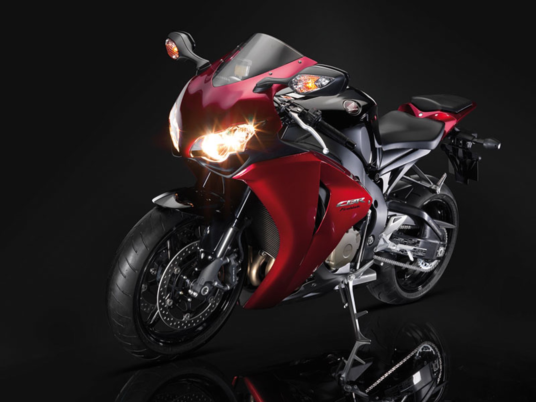 Honda CBR 1000 RR Fireblade 2008: naostrzona żyletka (prezentacja)