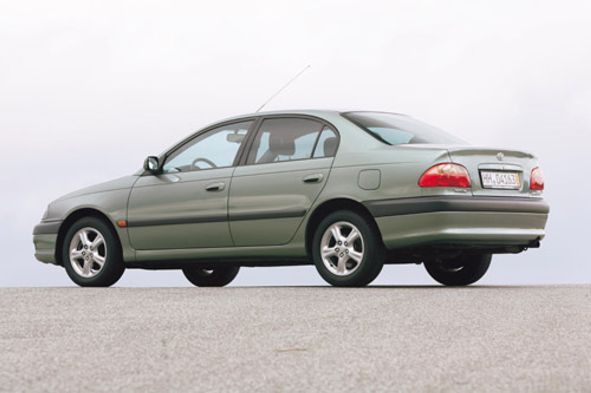 Honda Accord, Mazda 626, Nissan Primera, Toyota Avensis - Mocarze klasy średniej