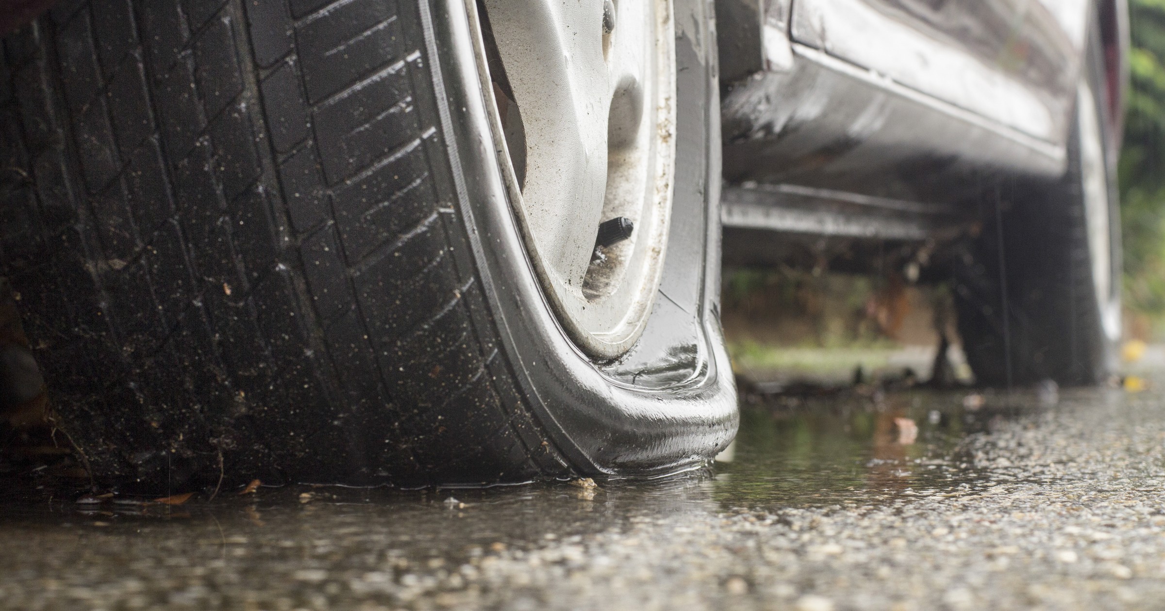 Brytyjscy aktywiści spuszczają powietrze z opon w SUV-ach