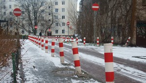 Polskie miasta toną w słupkach. Obejrzeliśmy te najsłynniejsze na warszawskim Muranowie