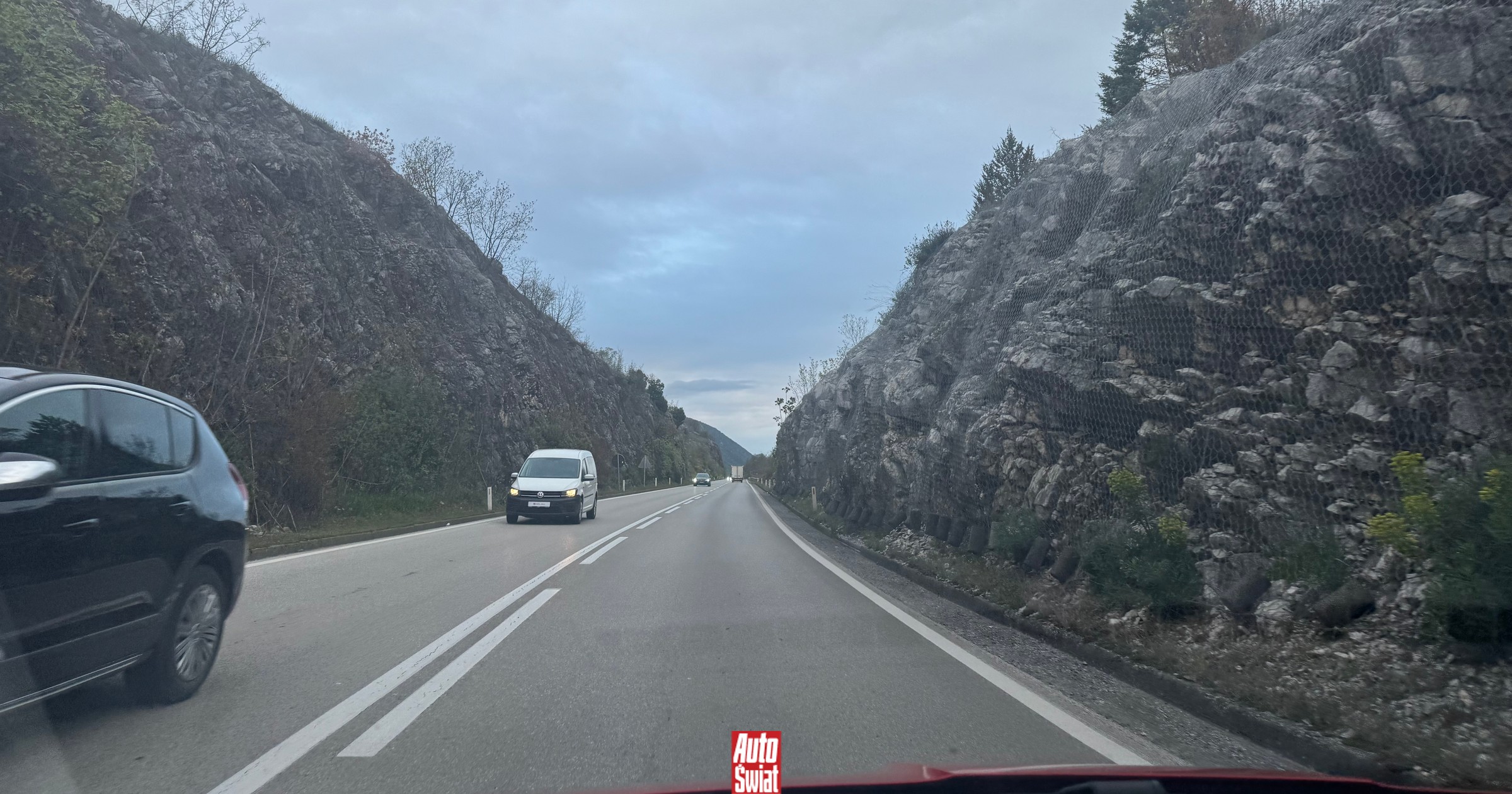 Pokonywanie zakrętów w górach to wyzwanie. Wtedy powinno się używać klaksonu, a nie w mieście