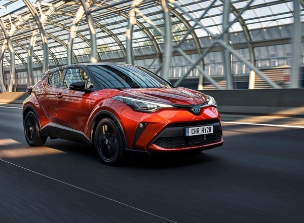Toyota C-HR – przed i po liftingu