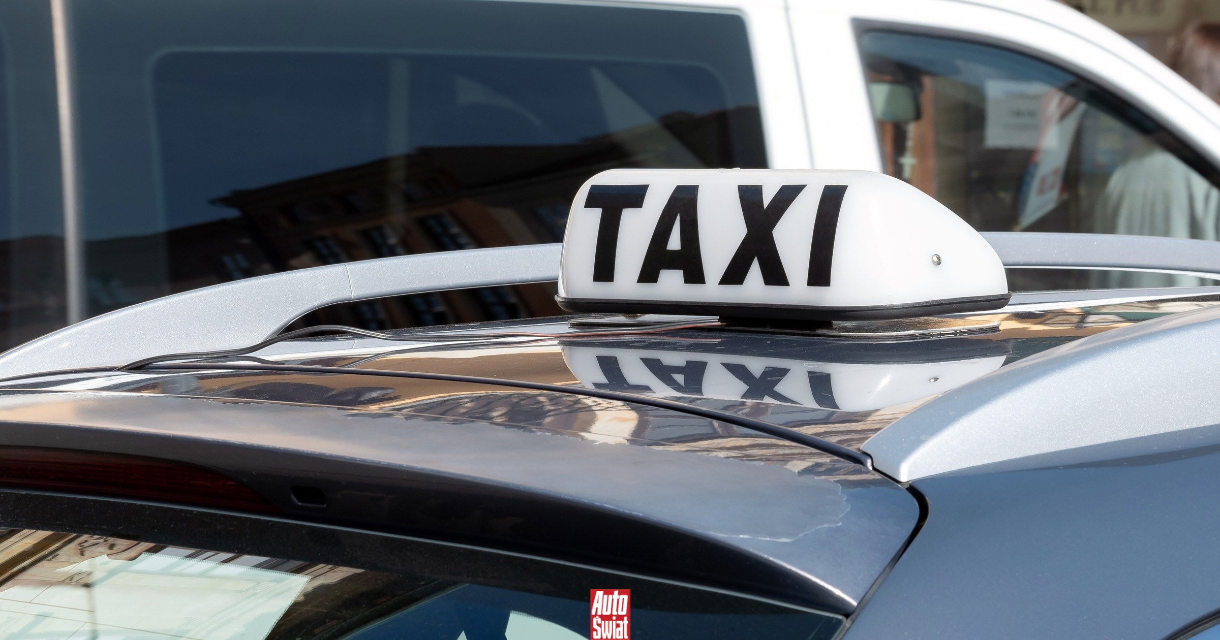 Taksówkarz przewoził pieniądze pochodzące z oszustw. Był pomocnikiem czy paserem?