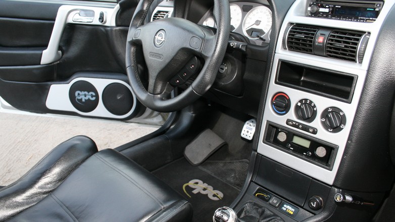 Opel Astra II. Przebudowane wnętrze w wersji OPC