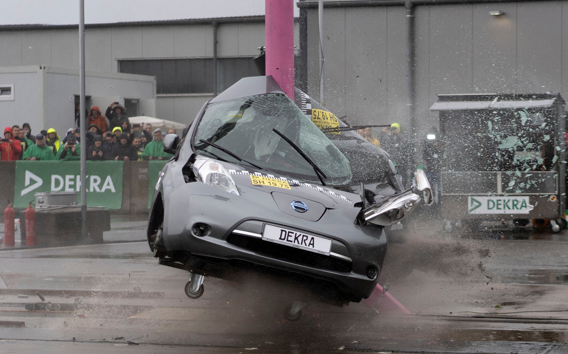 Crash test auta elektrycznego - DEKRA