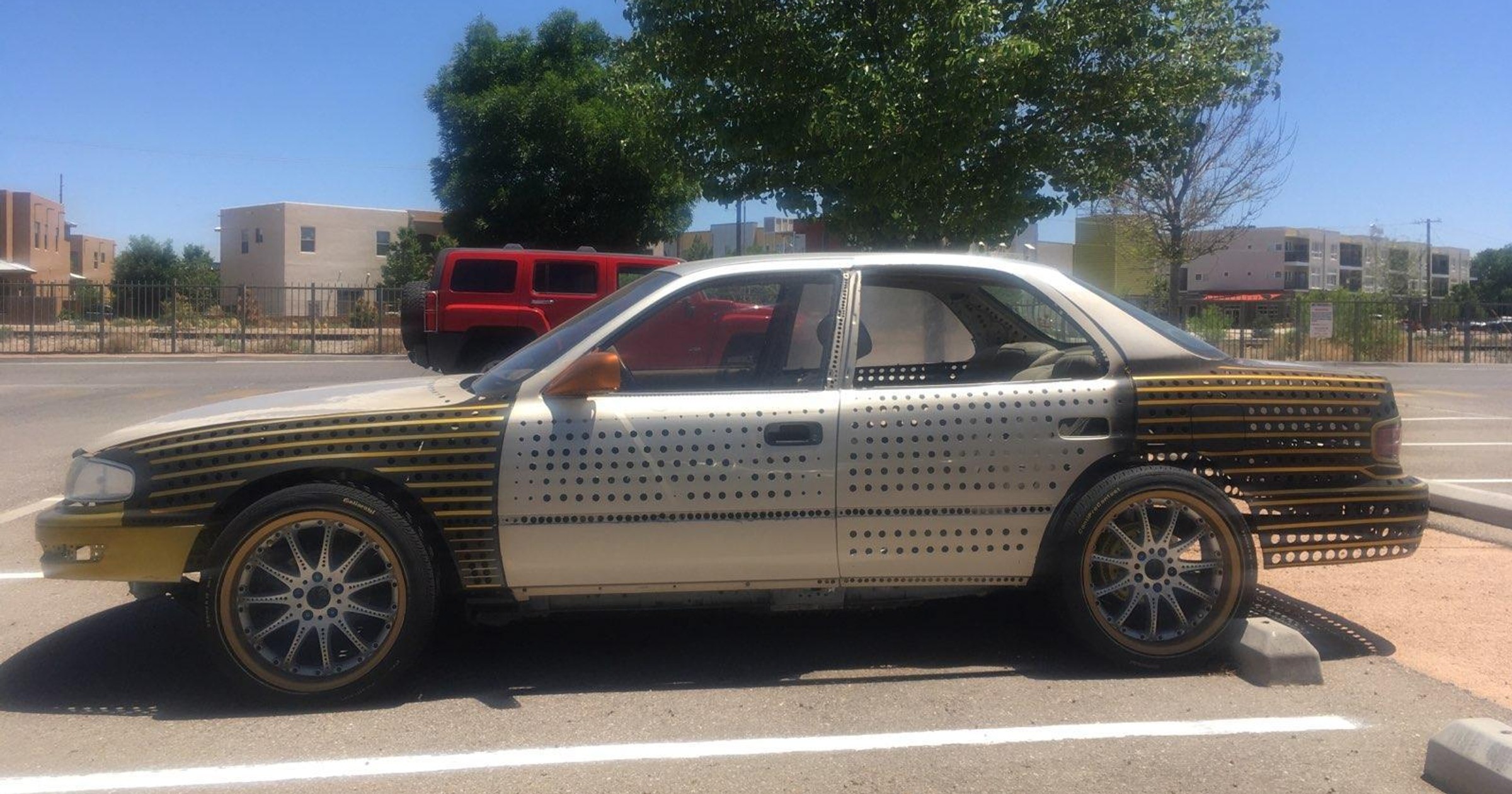 Toyota z perforowanymi blachami