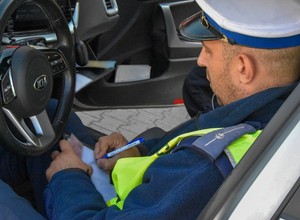 Czy policjant może dostać mandat? To, co wydarzyło się w Mińsku Mazowieckim, bulwersuje do dziś