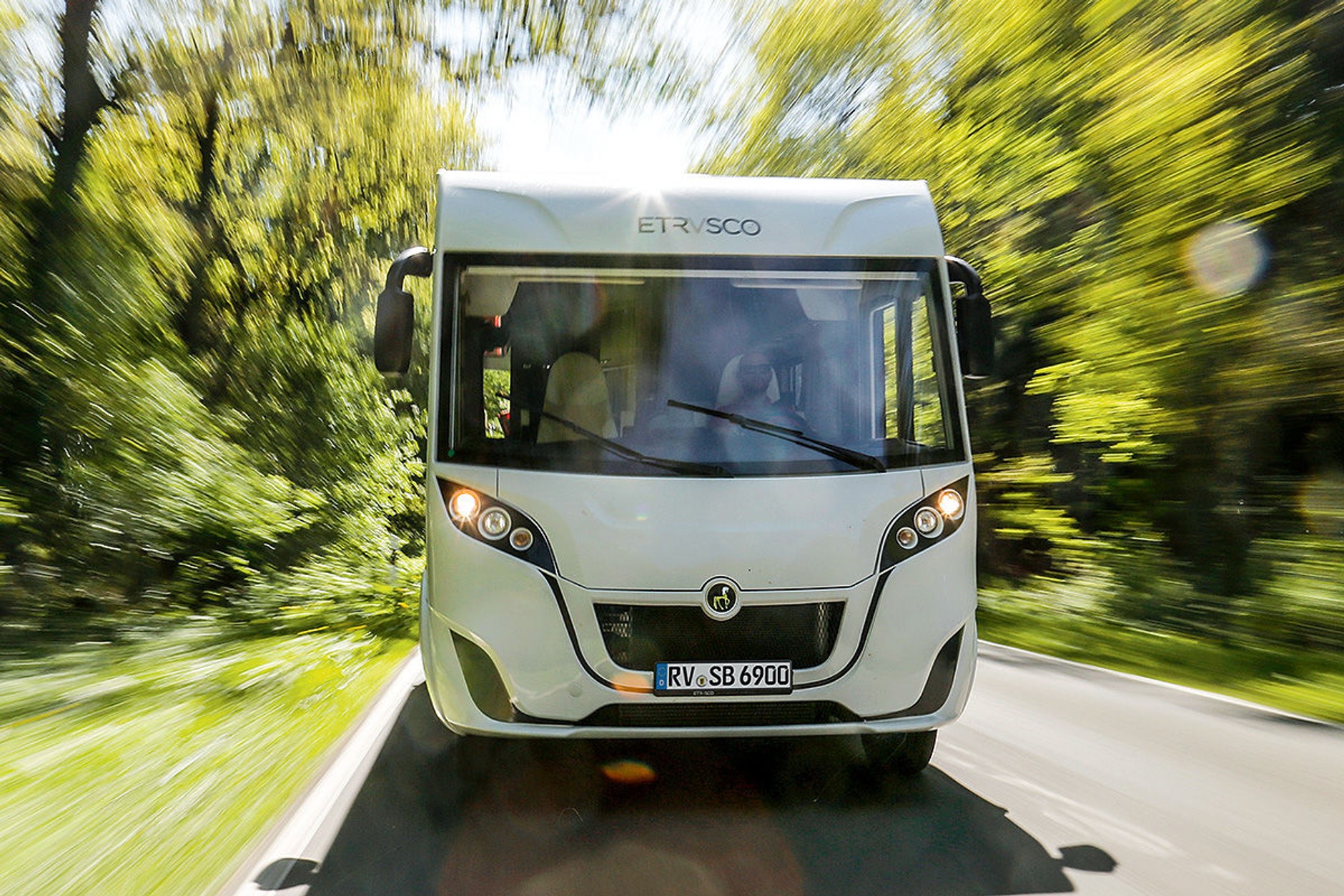 Porównanie czterech rodzajów kamperów (Etrusco I 6900 S)