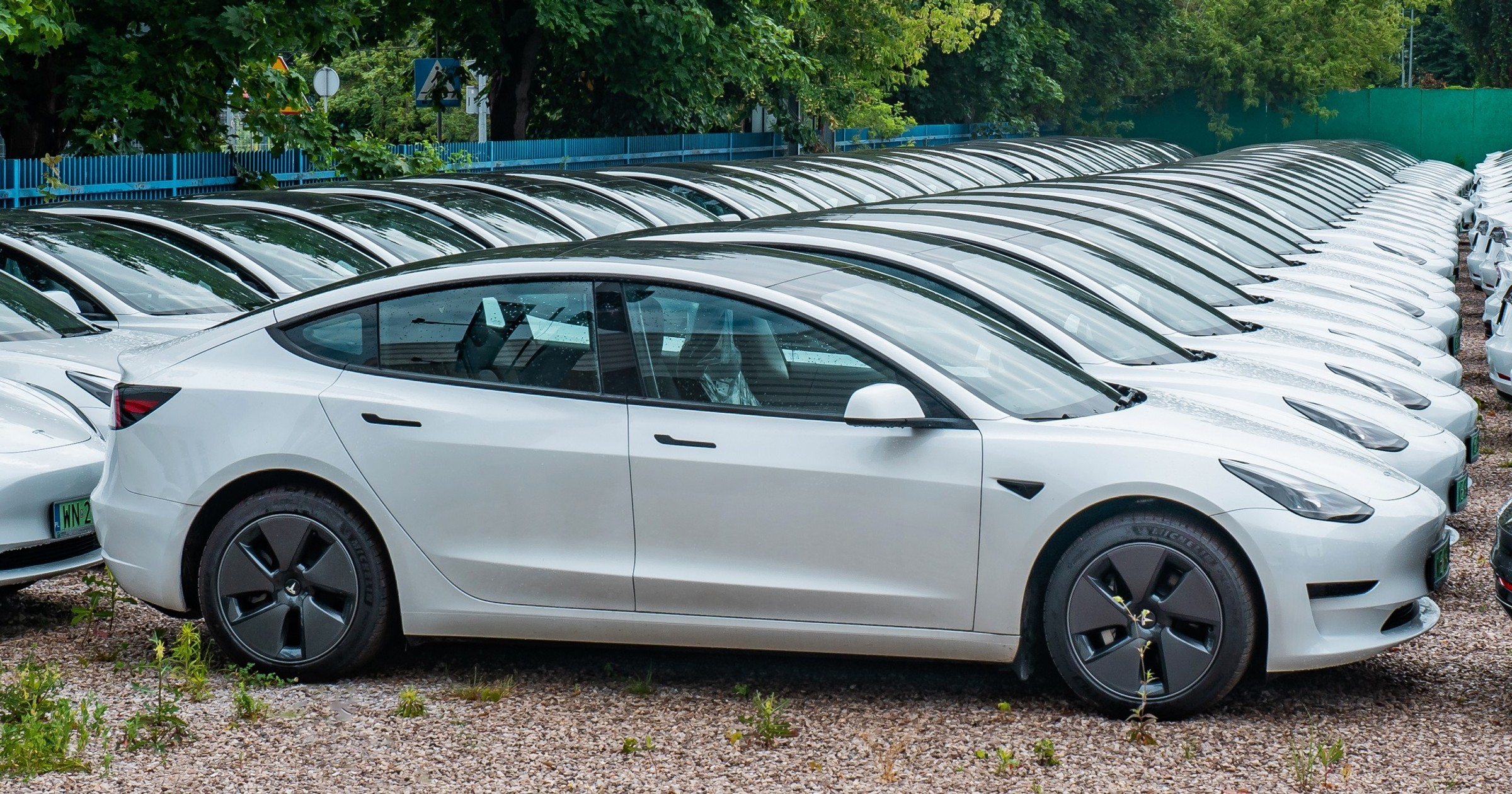 Tesla Model 3 ze stocka. Plac dealerski Tesli