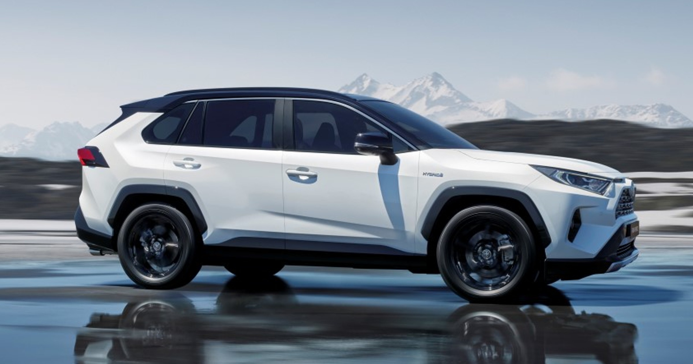 Toyota RAV4 Hybrid na Salonie Samochodowym w Paryżu