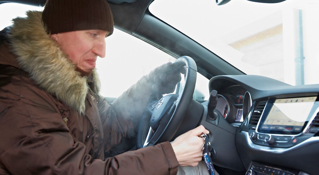 Uruchamianie silnika na mrozie: jechać czy czekać?Jechać!
