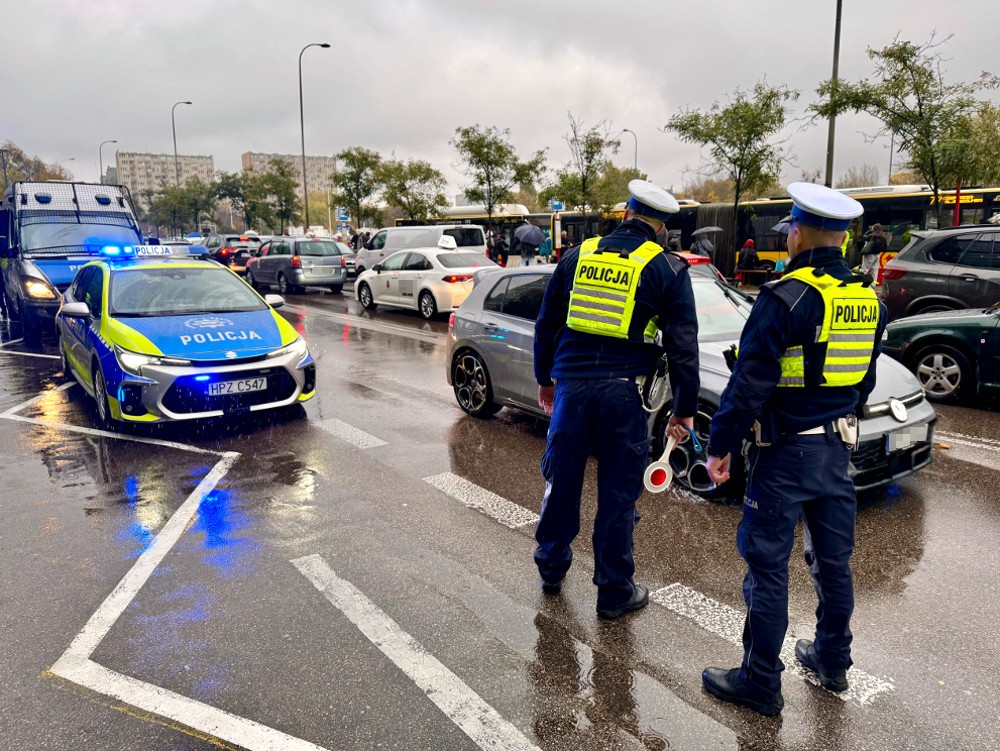 Policyjna kontrola taksówek przy dworcu zachodnim w Warszawie