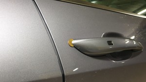 Uwaga na tę metodę złodziei. Dzięki niej otworzą auto bez problemu