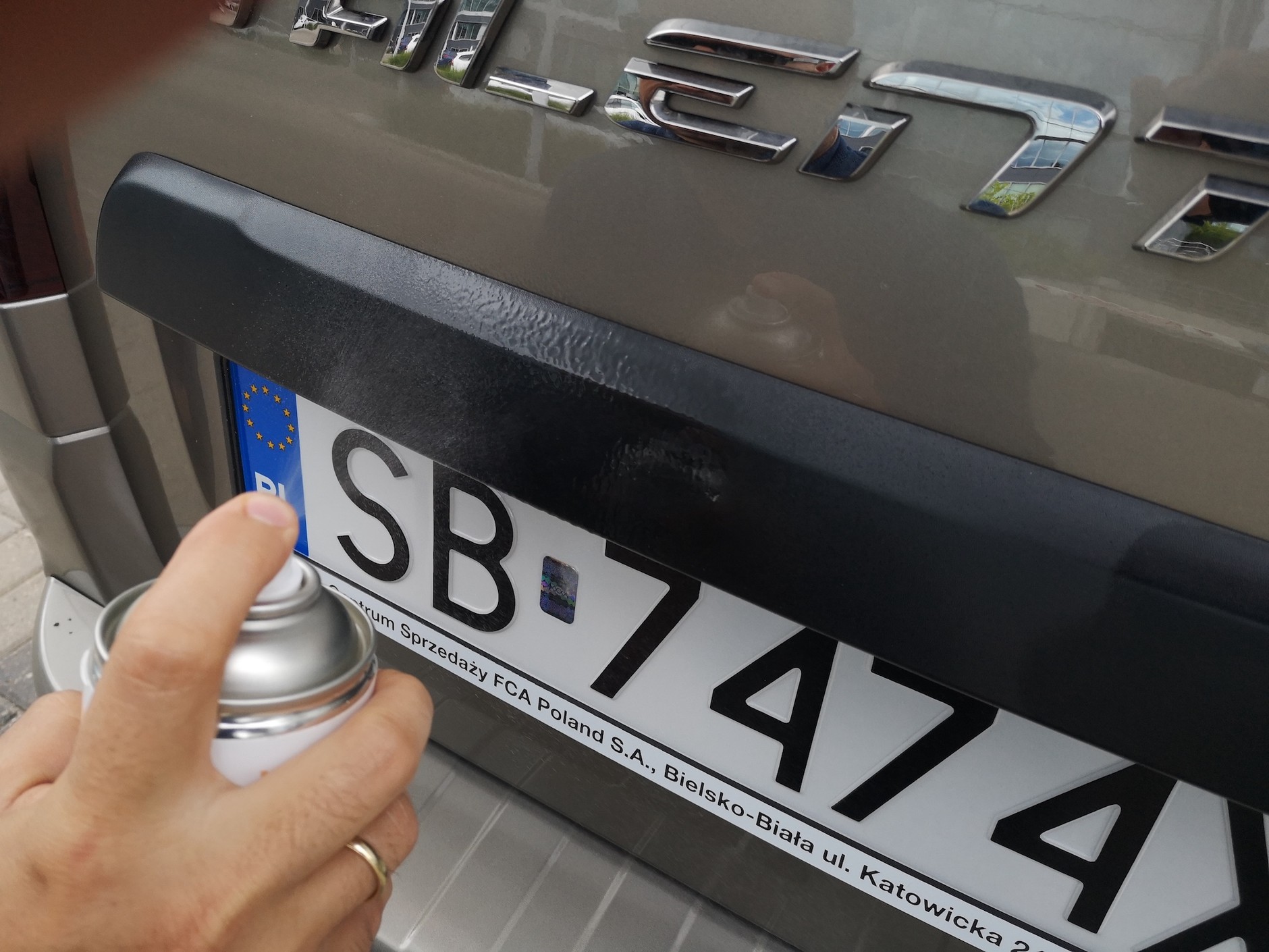 Renowacja czarnych listew i zderzaków w aucie: pokrycie czarnych elementów sprejem do kokpitu to sposób najszybszy, najprostszy i najtańszy. Wady: efekt utrzymuje się krótko, a zastosowaną metodę zdradza intensywny zapach np. sztucznej wanilii.