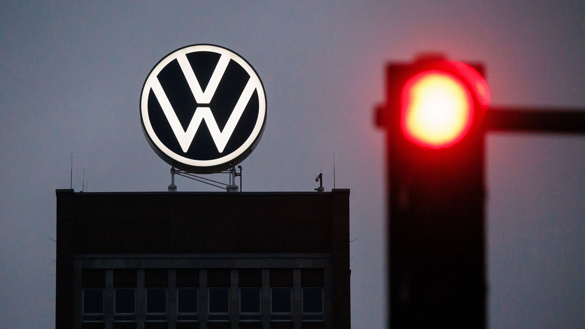 Logo Volkswagena na szczycie budynku fabryki VW w Wolfsburgu. Zdjęcie ilustracyjne