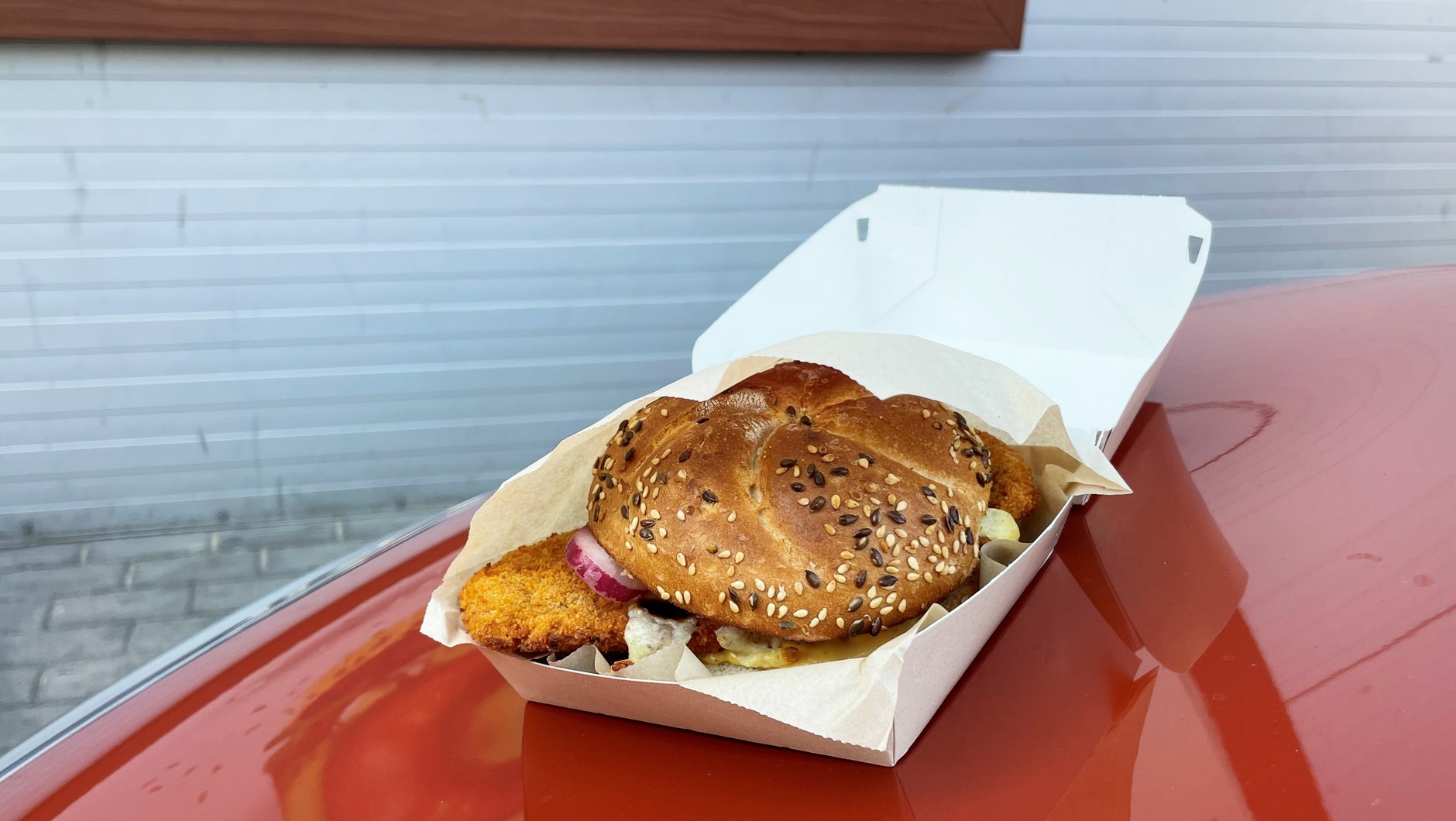 Kanapka-burger z oferty gastronomicznej jednej z sieci paliw