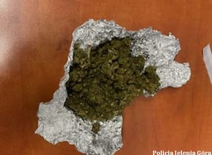 Policjanci zatrzymali 28-latka. Dowody miał przy sobie