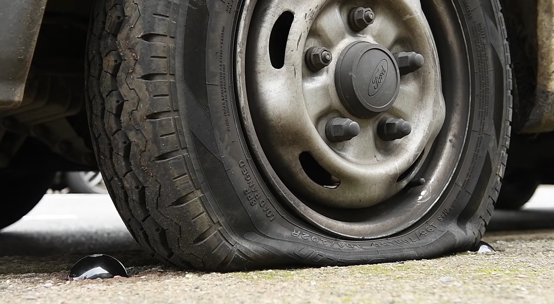 Przebijak opon zamiast słupków? To brytyjski pomysł